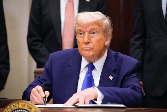 Tổng thống Mỹ Donald Trump ký sắc lệnh yêu cầu giảm giá thuốc, ngày 12/5.