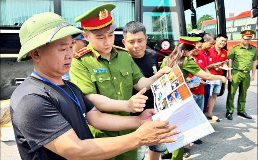 Công an thành phố Hà Nội tuyên truyền phòng, chống ma túy tại Bến xe Nước Ngầm (quận Hoàng Mai).