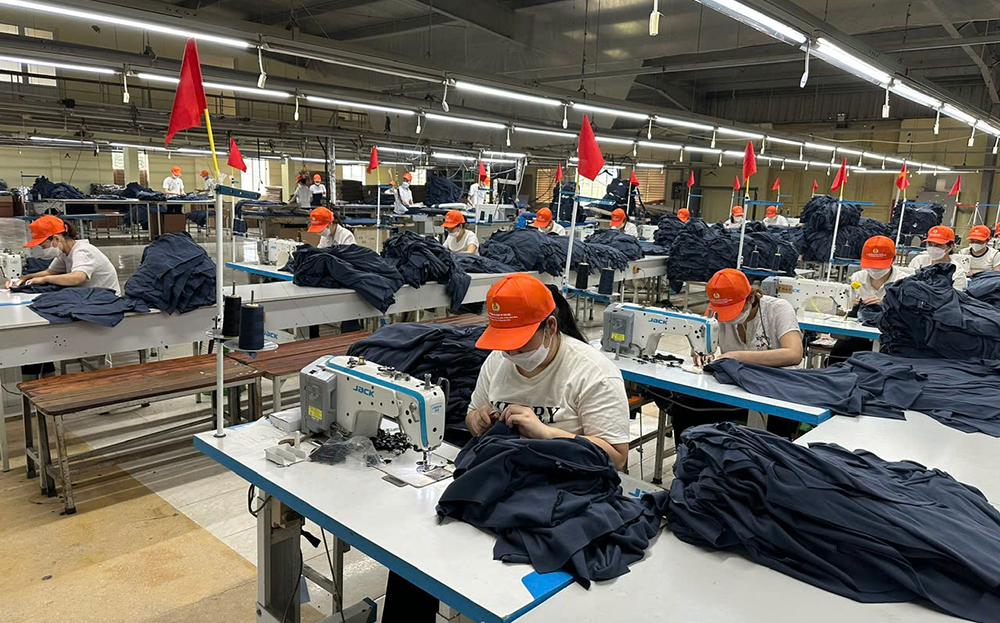 Công nhân Công ty TNHH Một thành viên Chiến Thắng Yên Bái, Cụm công nghiệp Âu Lâu, thành phố Yên Bái tích cực sản xuất đáp ứng các đơn hàng xuất khẩu.