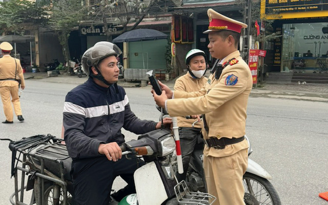Lực lượng cảnh sát giao thông kiểm tra nồng độ cồn người tham gia giao thông.