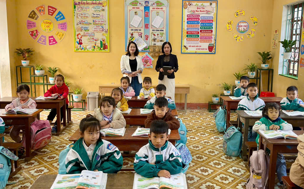 Bí thư Chi bộ, Hiệu trưởng Trần Thị Bích Đào (bên phải) kiểm tra công tác duy trì các tiêu chí xây dựng “Trường học hạnh phúc” ở các lớp bậc tiểu học.