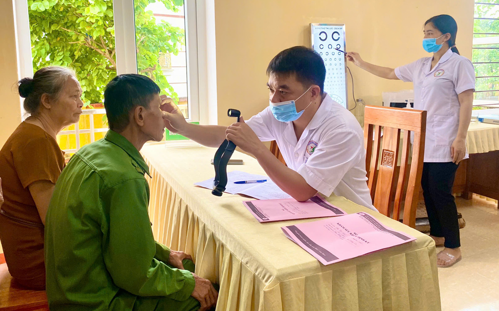 Bác sĩ Trung tâm Y tế huyện Trấn Yên khám sức khỏe miễn phí cho người cao tuổi xã Hồng Ca.