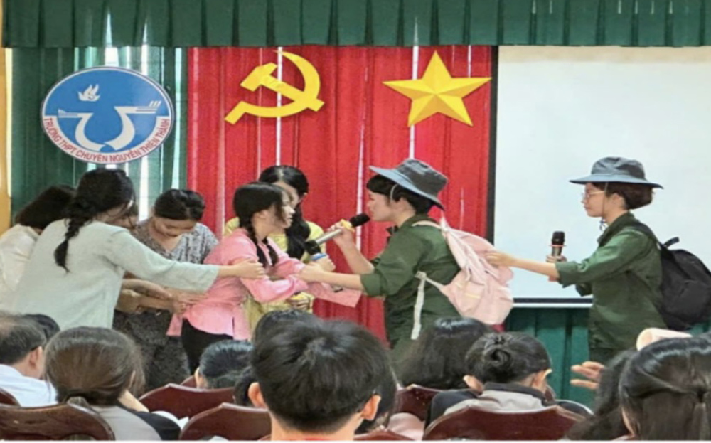Câu lạc bộ Ngữ văn Trường THPT Chuyên Nguyễn Tất Thành tái hiện trích đoạn tác phẩm văn học “Chiếc lược ngà” bằng hình thức kịch trên sân khấu.