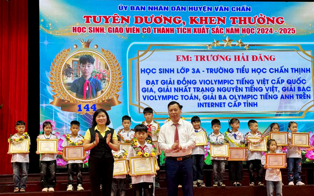 Học sinh của Trường Tiểu học Chấn Thịnh được UBND huyện tuyên dương, khen thưởng vì có thành tích xuất sắc trong năm học 2024- 2025