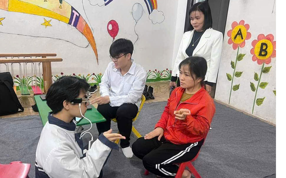 Nhóm Dự án: “DPSA - Ứng dụng tích hợp AI hỗ trợ người khiếm thanh, khiếm thính trong giao tiếp tiếng Việt và tiếng Anh” Trường THPT Chuyên Nguyễn Tất Thành thử nghiệm đối với người khiếm thanh, khiếm thính tại Trung tâm Hương Giang, thành phố Yên Bái.
