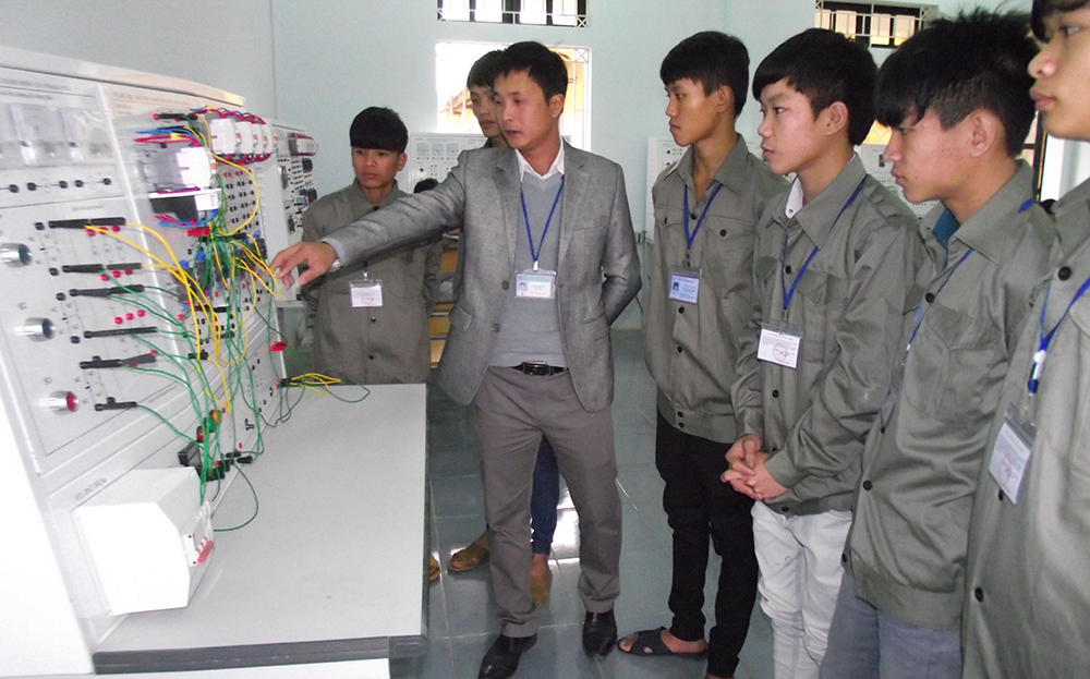 Học viên Trường Trung cấp Dân tộc nội trú Nghĩa Lộ trong giờ học môn an toàn điện.