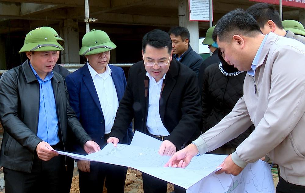 Đồng chí Nguyễn Tuấn Anh - Phó Bí thư Tỉnh ủy, Chủ tịch UBND tỉnh kiểm tra tiến độ xây dựng các công trình trọng điểm để tăng thu ngân sách.