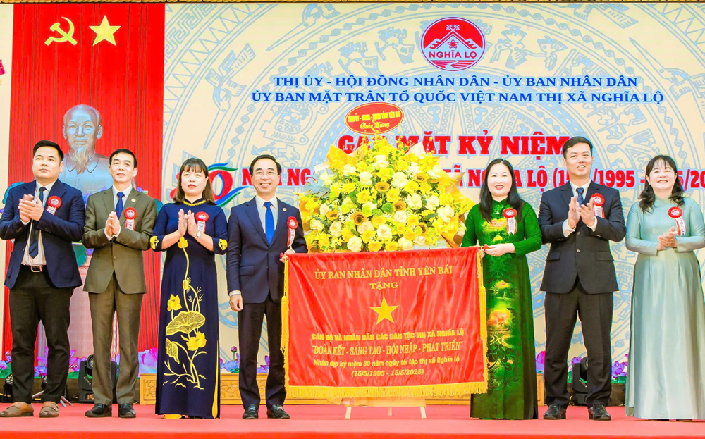 UBND tỉnh trao tặng Đảng bộ, chính quyền, nhân dân các dân tộc thị xã Nghĩa Lộ bức cờ thêu mang dòng chữ: 