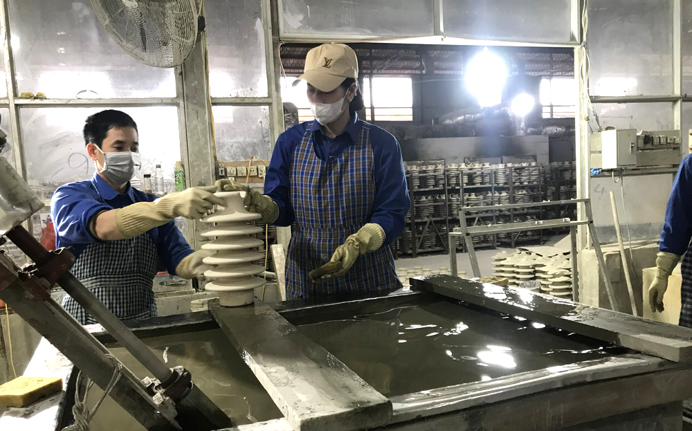 Công nhân Công ty cổ phần Sứ kỹ thuật Hoàng Liên Sơn trong giờ làm việc.