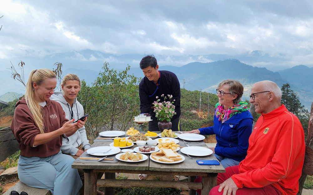 Du khách nước ngoài trải nghiệm tại A Su Homestay, huyện Mù Cang Chải.