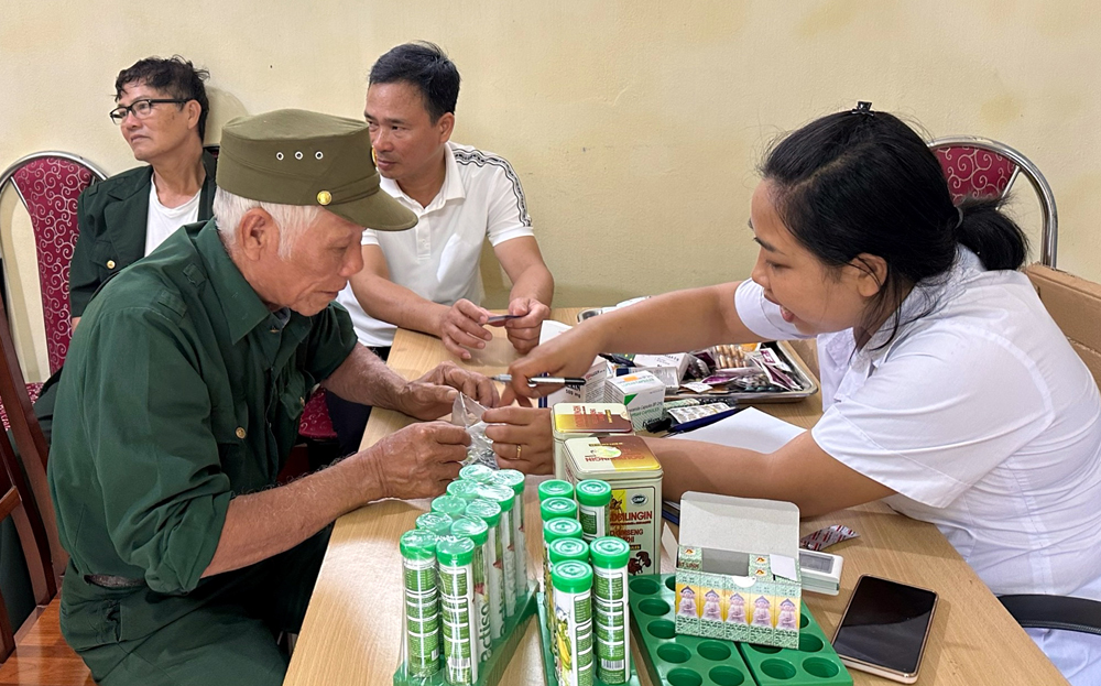 Cán bộ y tế khám sức khỏe cho NCC tại Trung tâm Điều dưỡng tỉnh.