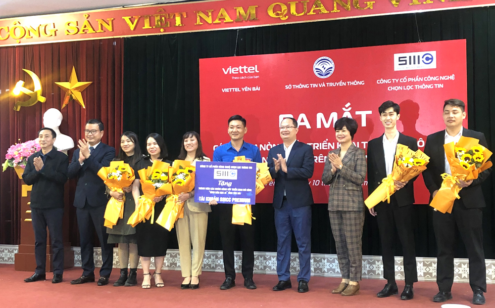 Đồng chí Nguyễn Thúc Mạnh - Phó Giám đốc Sở Khoa học và Công nghệ tỉnh (thứ tư, phải sang) tặng hoa chúc mừng các đơn vị phối hợp triển khai phong trào 