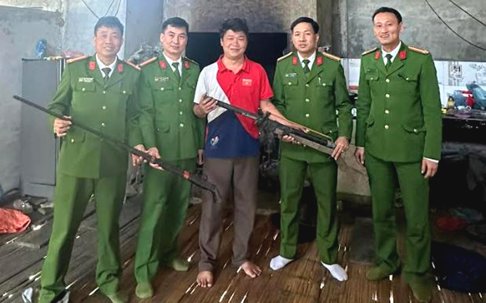 Người dân xã Ngòi A, huyện Văn Yên tự nguyện giao nộp vũ khí tự chế.