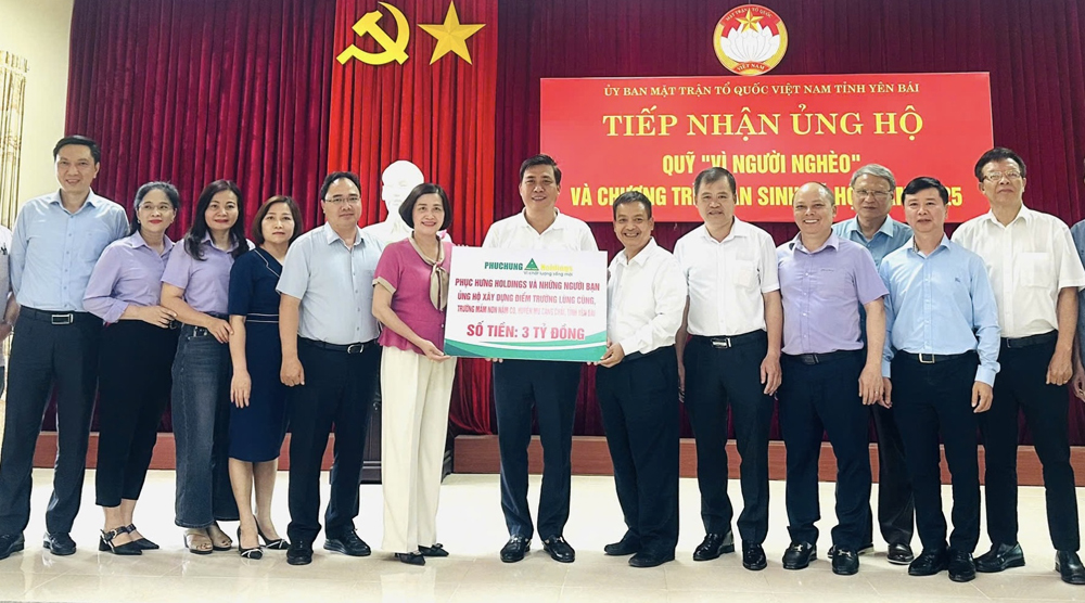 Đai diện lãnh đạo Công ty Cổ phần Xây dựng Phục Hưng Holdings trao kinh phí hỗ trợ dựng điểm trường Lùng Cúng, Trường Mầm non Hoa Hồng, xã Nậm Có, huyện Mù Cang Chải cho tỉnh Yên Bái.