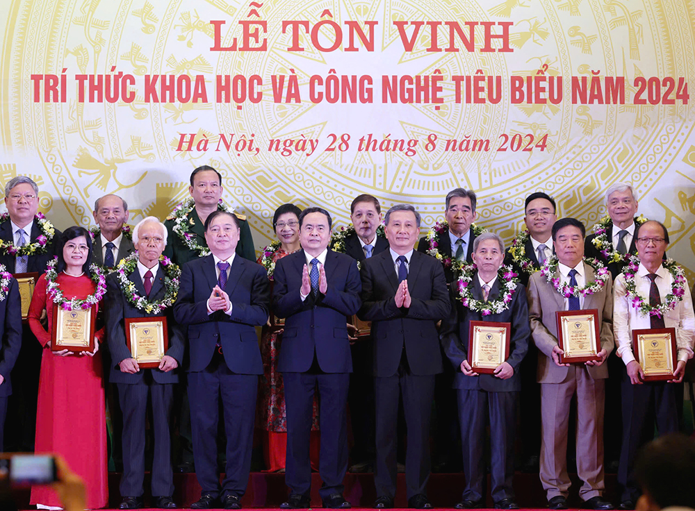 Tiến sĩ Nguyễn Văn Quang (hàng đầu, thứ 3, phải sang) là 1 trong 135 nhà khoa m88 com được tôn vinh danh hiệu “Trí thức khoa m88 com và công nghệ tiêu biểu” tại Hà Nội, ngày 28/8/2024.