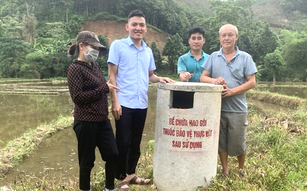 Hội Nông dân xã Trung Tâm, huyện Lục Yên xây dựng mô hình bể chứa rác thải trên đồng ruộng.
