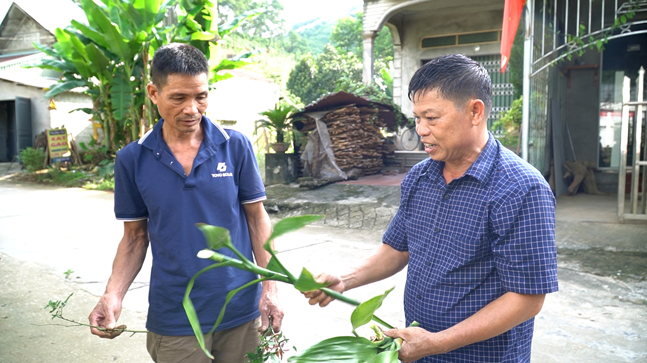 Ông Trần Xuân Trường (bên phải) - Trưởng thôn Ngòi Khang, xã Bảo Ái, huyện Yên Bình tích cực vận động nhân dân xây dựng nông thôn mới.