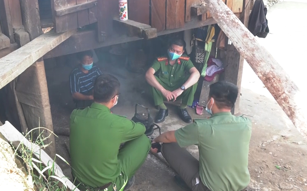 Lực lượng Công an xã Bản Mù tuyên truyền cho người dân về tác hại của ma túy và các biện pháp phòng chống ma túy trên địa bàn.