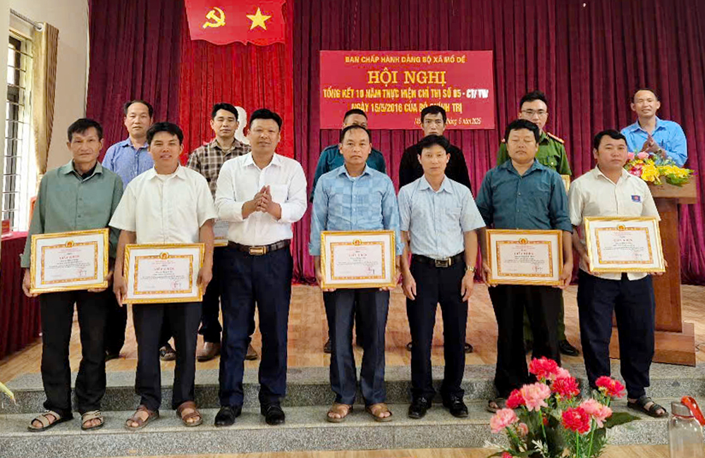 Đảng bộ xã Mồ Dề khen thưởng cho các tập thể, cá nhân đã có thành tích xuất sắc trong thực hiện Chỉ thị 05