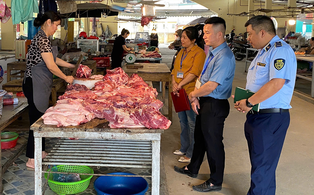 Lực lượng chức năng huyện Yên Bình kiểm tra việc buôn bán thực phẩm tại các chợ đầu mối trên địa bàn.