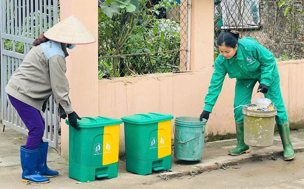 Người dân phường Nguyễn Thái Học, thành phố Yên Bái phân nguồn rác thải sinh hoạt tại gia đình.