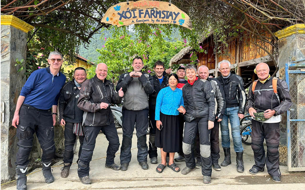 Du khách nước ngoài trải nghiệm tại Xới Farmstay.