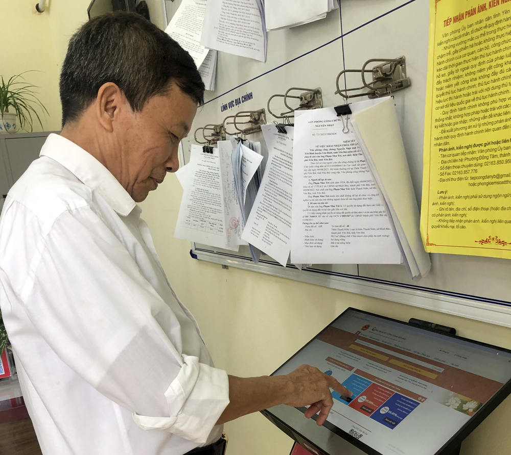 Người dân tra cứu thủ tục hành chính tại bộ phận “một cửa” của UBND xã Minh Bảo, thành phố Yên Bái.