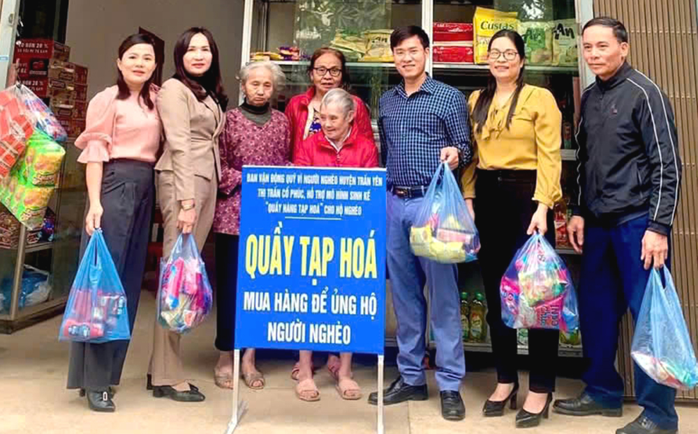 Ban vận động Quỹ “Vì người nghèo” huyện Trấn Yên và thị trấn Cổ Phúc hỗ trợ mô hình sinh kế “Quầy hàng tạp hóa” cho hộ cụ Nguyễn Thị Kế ở tổ dân phố số 9, thị trấn Cổ Phúc.