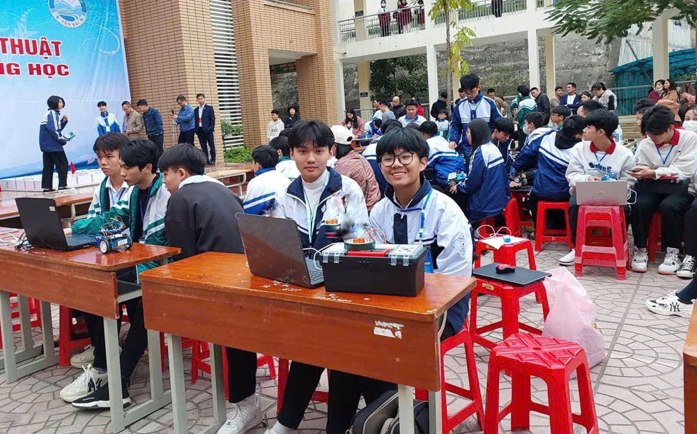 Đặng Đức Thắng (thứ 2 hàng trên bên phải) tham gia Ngày hội STEM và Cuộc thi khoa học kỹ thuật dành cho học sinh trung học năm học 2023 - 2024.