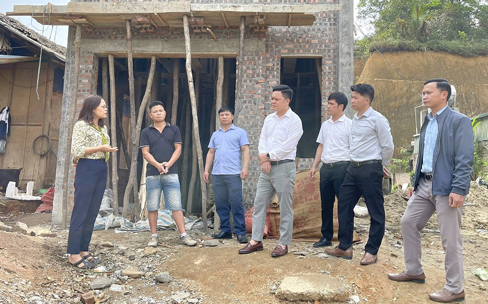 Lãnh đạo Đảng ủy xã Quang Minh kiểm tra tiến độ xóa nhà tạm, nhà dột nát tại thôn Khe Tăng.