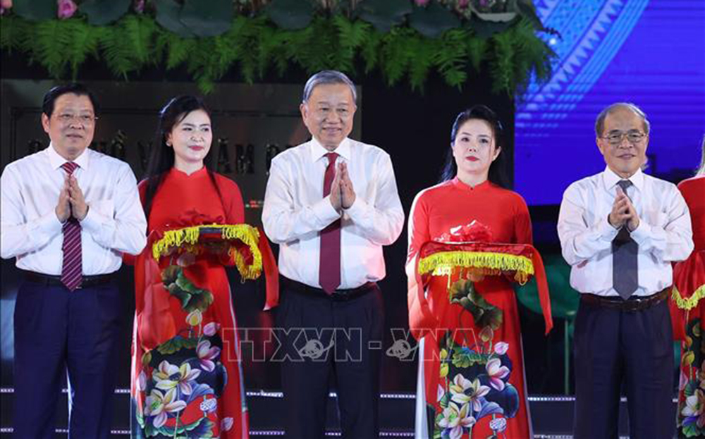 Tổng Bí thư Tô Lâm và các đại biểu thực hiện nghi thức cắt băng khánh thành tượng “Bác Hồ về thăm quê”.