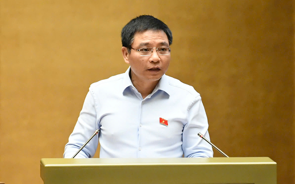 Bộ trưởng Bộ Tài chính Nguyễn Văn Thắng trình bày Tờ trình về dự thảo Nghị quyết.