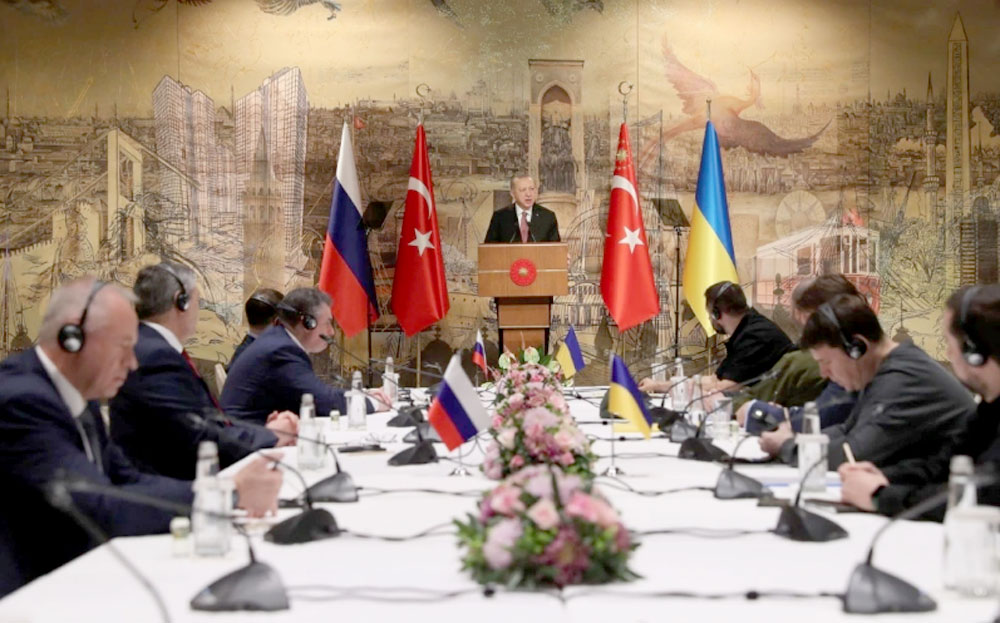 Tổng thống Thổ Nhĩ Kỳ Recep Tayyip Erdogan (giữa) trong cuộc gặp phái đoàn Nga (trái) và Ukraine (phải) tại thành phố Istanbul, ngày 29/3/2022.