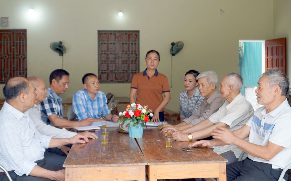 Chi bộ tổ dân phố số 1, thị trấn Thác Bà, huyện Yên Bình thống nhất việc tuyên truyền cán bộ, đảng viên và nhân dân tham gia góp ý kiến sửa đổi, bổ sung Hiến pháp năm 2013.