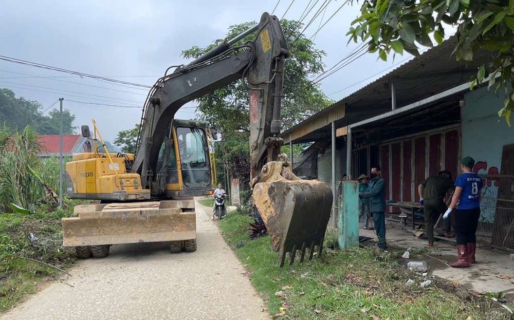 Người dân xã An Phú phá dỡ công trình chuẩn bị mặt bằng thi công tuyến đường.