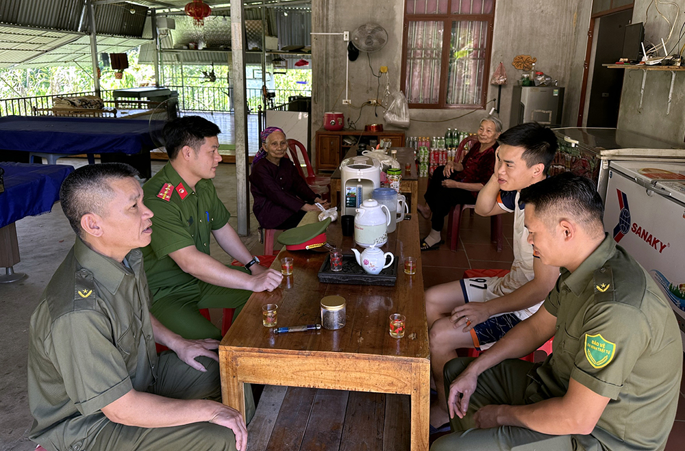 Ông Trần Quang Huy  (ngoài cùng, bên trái) cùng Tổ An ninh trật tự thôn Tân Bình tuyên truyền, nhắc nhở các hộ kinh doanh trên địa bàn chấp hành tốt chính sách pháp luật của Nhà nước.