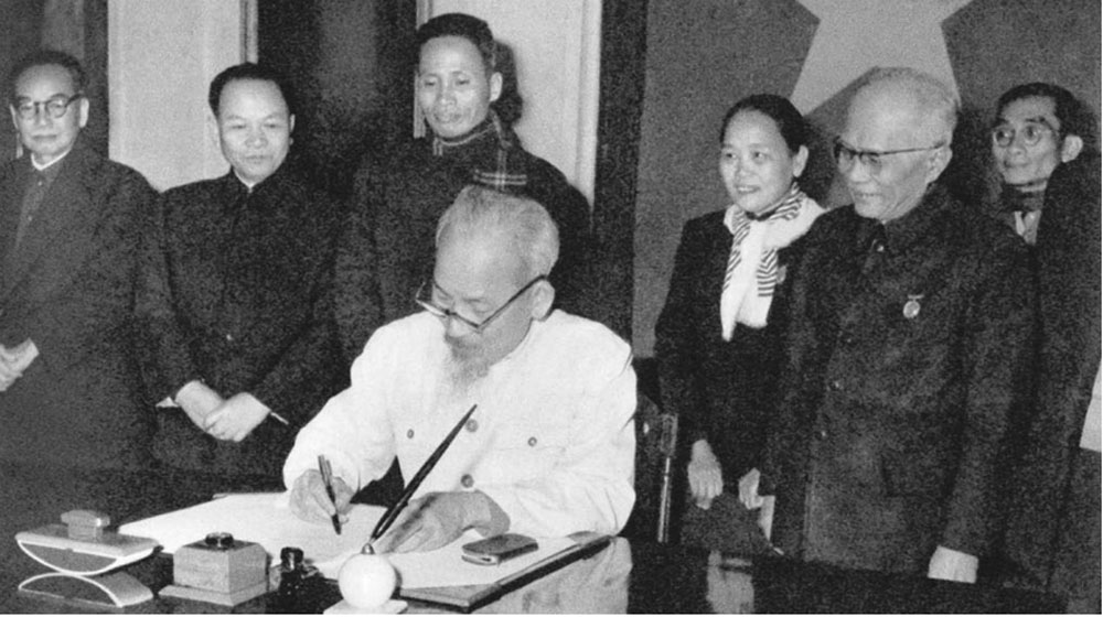 Chủ tịch Hồ Chí Minh ký sắc lệnh công bố Hiến pháp năm 1959. Ảnh: TL