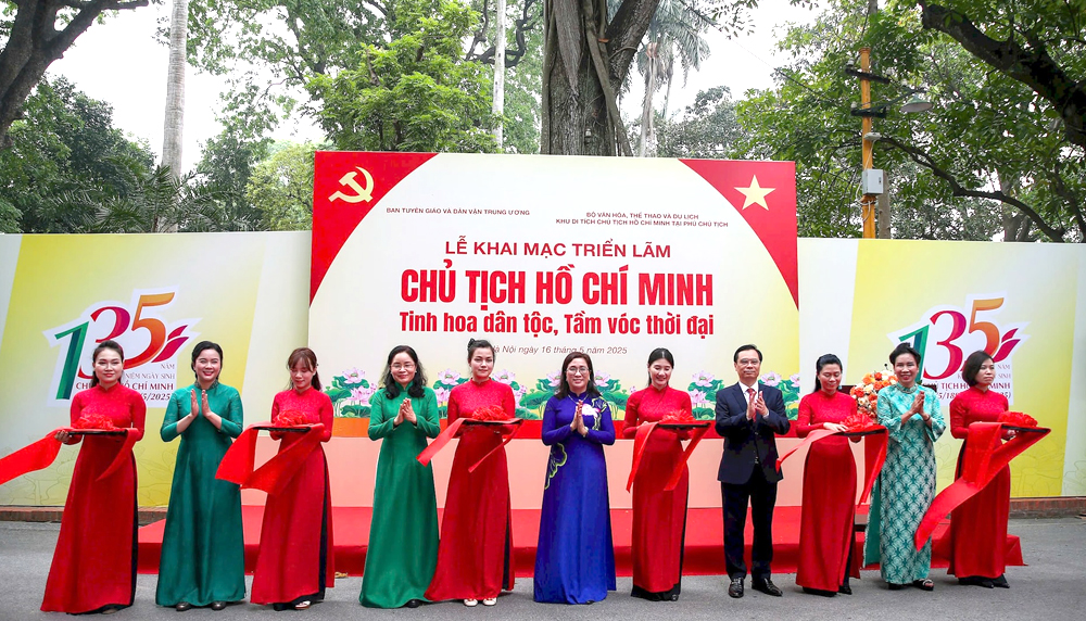 Lễ cắt băng khai mạc triiển lãm “Chủ tịch Hồ Chí Minh – Tinh hoa dân tộc, tầm vóc thời đại”.