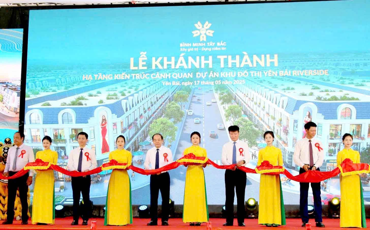 Đồng chí Bí thư Tỉnh uỷ Trần Huy Tuấn và các đồng chí lãnh đạo tỉnh cùng chủ đầu tư cắt băng khánh thành Dự án