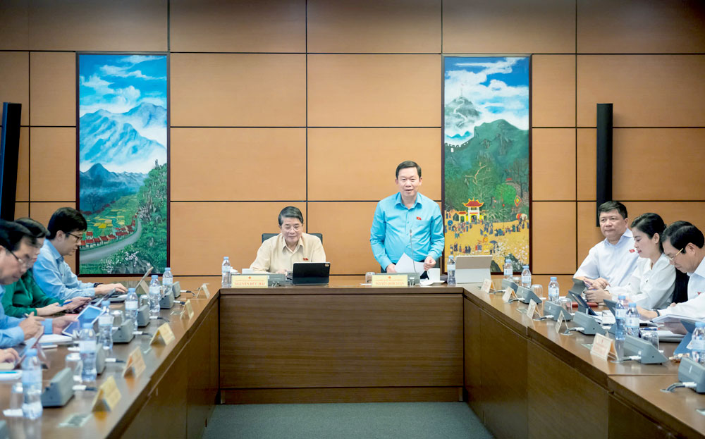 Quang cảnh phiên thảo luận tại tổ 5.