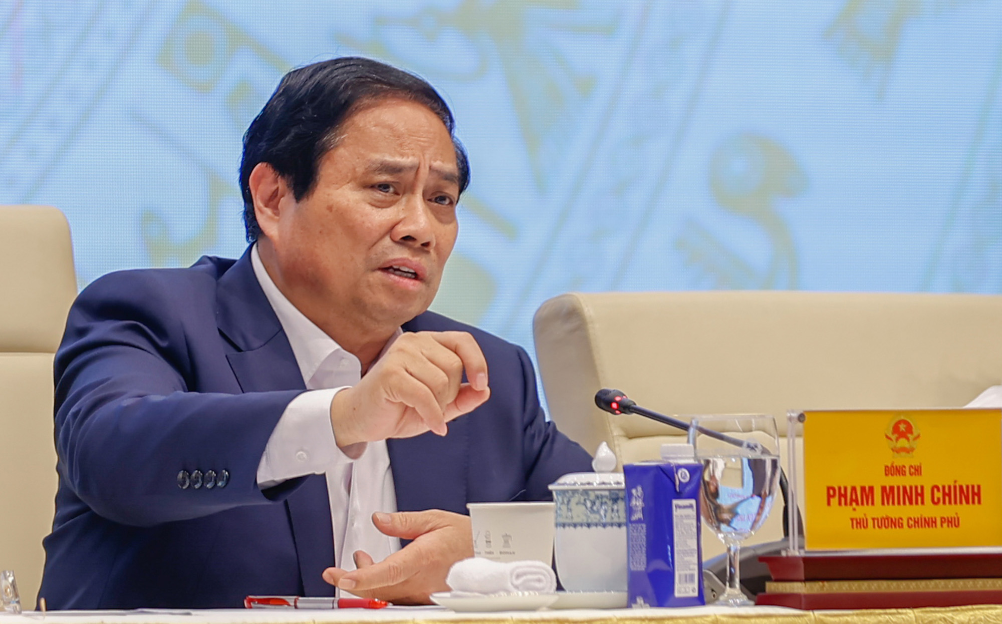 Thủ tướng Phạm Minh Chính nhấn mạnh, đẩy mạnh phát triển KHCN, đổi mới sáng tạo, chuyển đổi số phải gắn với đơn giản hóa và cương quyết cắt bỏ các thủ tục hành chính rườm rà, phiền hà, bỏ cơ chế xin cho, giảm thời gian, chi phí, tuân thủ cho người dân và doanh nghiệp.
