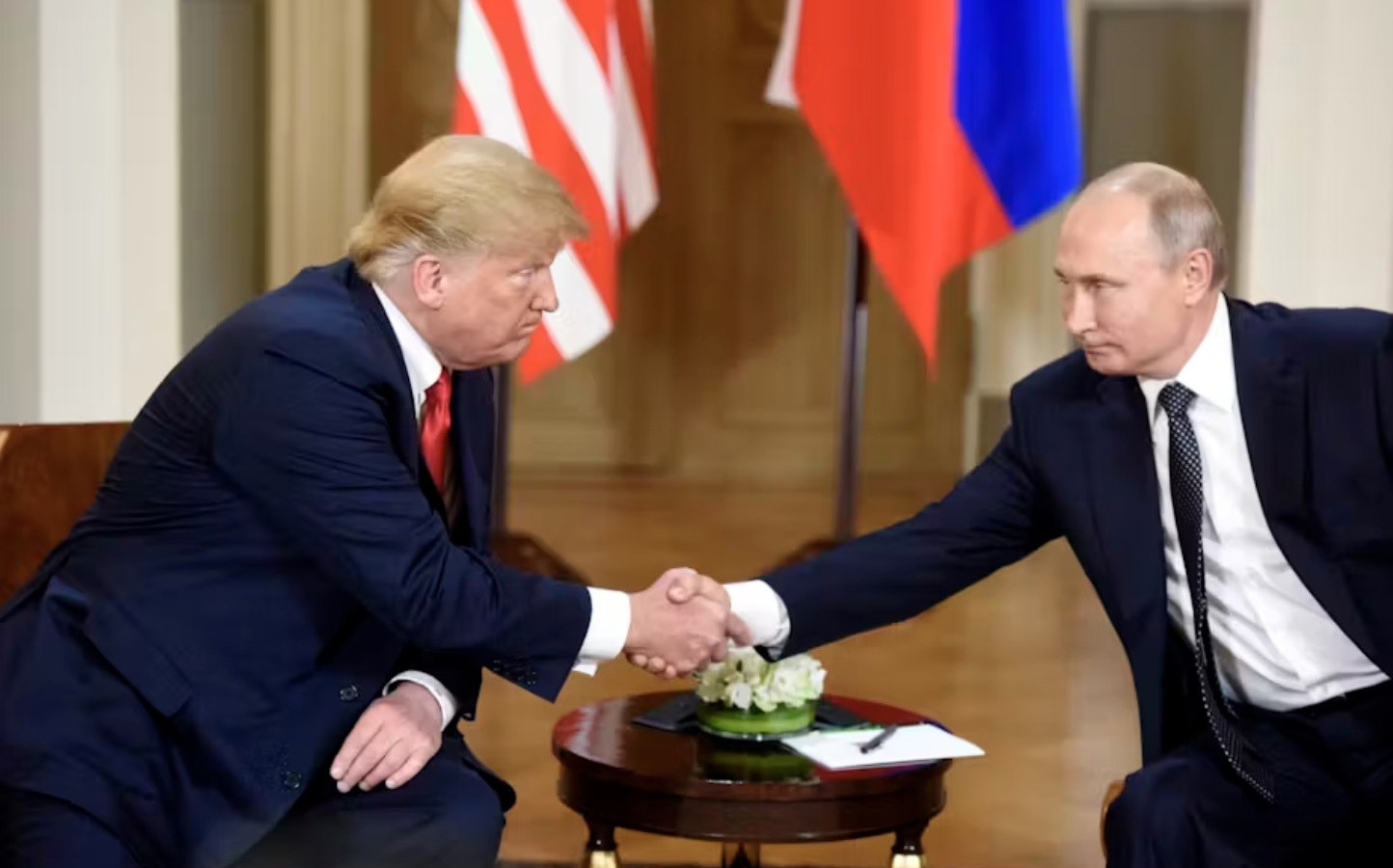 Tổng thống Mỹ Trump (trái) tại một cuộc gặp Tổng thống Nga Putin.