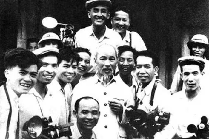Chủ tịch Hồ Chí Minh với các nghệ sĩ nhiếp ảnh.