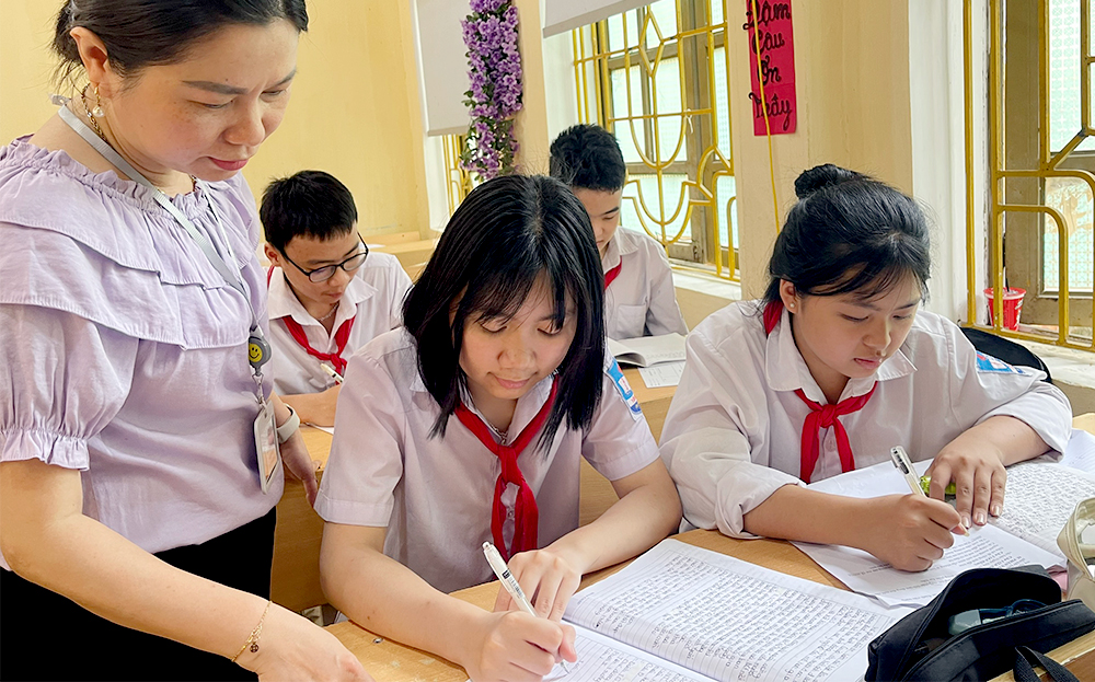 Ôn tập kiến thức cho học sinh lớp 9 tại trường THCS Yên Ninh, thành phố Yên Bái.