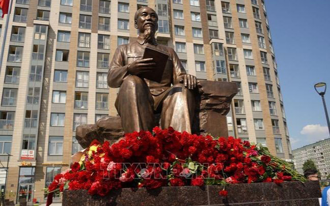 Tượng đài Chủ tịch Hồ Chí Minh tại thành phố Saint Petersburg được khánh thành nhân kỷ niệm 100 năm sự kiện Bác Hồ đến nước Nga.