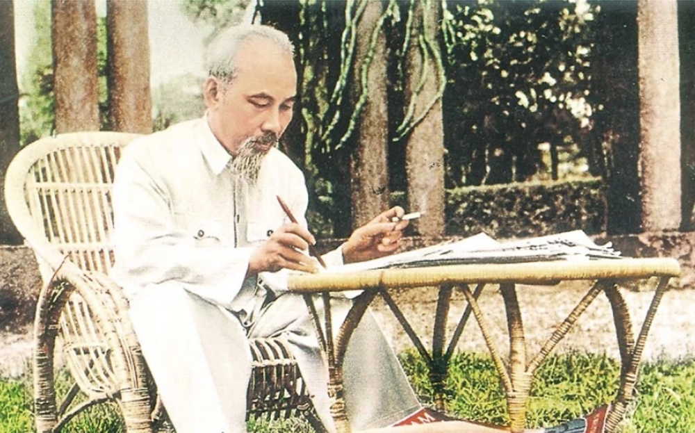 Được sống trong hòa bình, độc lập, hưởng thụ thành quả cách mạng, chúng ta biết ơn vô hạn công lao trời biển của Chủ tịch Hồ Chí Minh.
