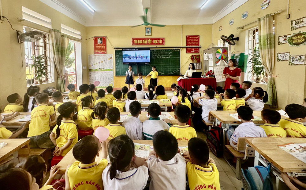 Các bé 5 tuổi Trường Mầm non Việt Cường, huyện Trấn Yên tham quan trường tiểu học.