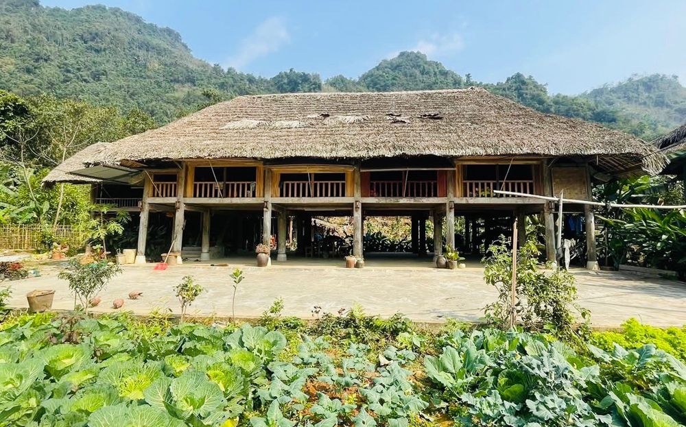 Người dân thôn Khéo Lẹng giữ gìn bản sắc văn hóa dân tộc kết hợp làm du lịch cộng đồng thông qua lưu giữ nhà sàn truyền thống.