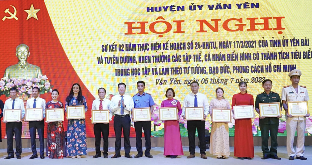 Đồng chí Hà Đức Anh - Bí thư Huyện ủy Văn Yên tặng giấy khen cho các cá nhân điển hình tiên tiến trong học tập và làm theo Bác năm 2023.