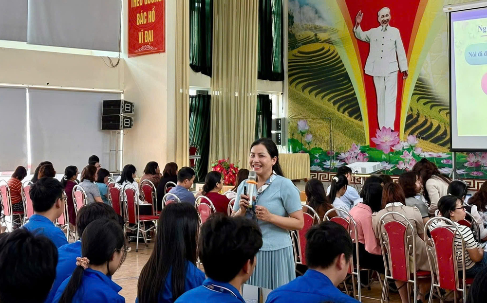 Một buổi sinh hoạt chính trị chuyên đề “Học tập làm theo tư tưởng, đạo đức, phong cách Hồ Chí Minh” gắn với bài viết “Học tập suốt đời” của Tổng Bí thư Tô Lâm của Trường THPT Chuyên Nguyễn Tất Thành.